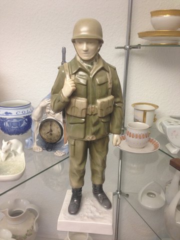 Bing & Grøndahl B&G 2444 Soldat - artillerist i kampuniform 29 cm I fin og hel stand