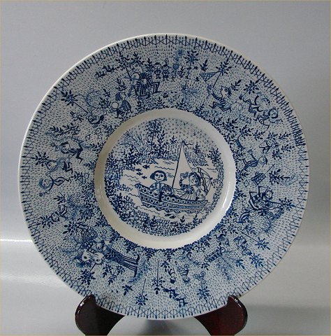 Bjørn Wiinblad Wiinblad Nymølle Denmark Fajance Dek 83 Familie i en båd 26 cm, blå