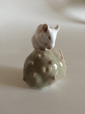 Royal Copenhagen Figurine Mouse on Nut No 511. Measures 7cm and is in good condition. Designed by Erik Nielsen.