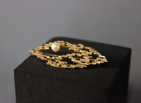 14 ct. goldbrooch with small Pearl, stamped BH by Bernhard Hertz.5000m2 showroom.