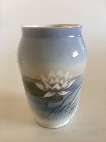 Royal Copenhagen Vase No. 2669/108 med Åkande og Guldsmed Motiv