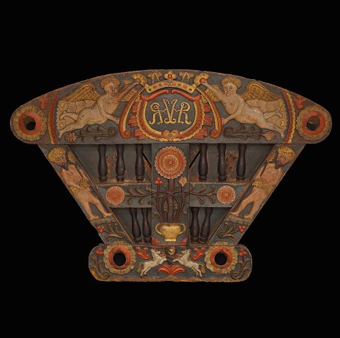 Hinterer Teil eines Pferdewagens. Reich dekoriert. 
U.a. mit Grafenkronen und Spiegelmonogramm 
geschmückt. 84x121cm