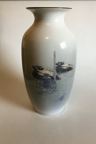 Royal Copenhagen Gulvvase af Porcelæn med dekoration af køer i landskab. Gotfred Rode