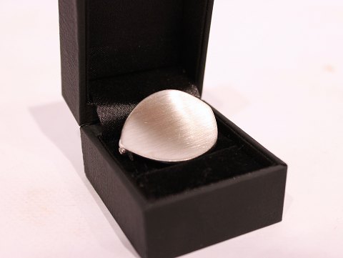 Enkel broche af Hans Hansen i 925 sterling sølv.5000m2 udstilling.