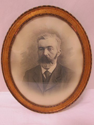 Frame with gold leaf
An antique beautiful frame with gold leaf, incl. the beautiful old Photo.
Beginning of the 1900