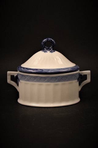 Royal Copenhagen Blue Fan oval sugar bowl with lid.
H: 10cm. 12,5x6cm.
RC# 1212/11561.
