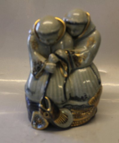 1605 Kgl. To Munke med fisk 22 x 16 cm  Signeret Georg Thylstrup 1913 Kongelig Dansk  Craquelé, Craquele