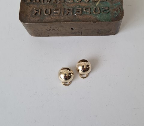 Round ear clip in 8 kt gold