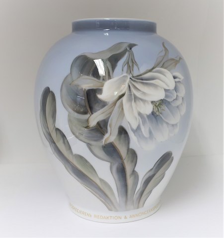Royal Copenhagen. Vase. Model 2650/35B. Højde 30 cm.  (1 sortering). Med inskription fra fabrikken