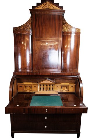 Large Empire bureau of polished mahogany  with inlaid wood and decorated with carvings, from the 1840s. 5000m2 showroom.
