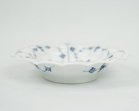 Royal Copenhagen musselmalet riflet kantet skål  nr. 1/140 1.sortering. 5000m2 
udstilling
Flot stand
