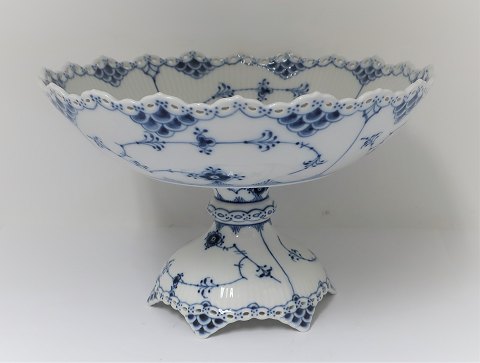 Royal Copenhagen. Blue fluted, full lace. Large fruit bowl on foot. Model 1022. Height 17.5 cm. Diameter 28 cm. (2. quality)