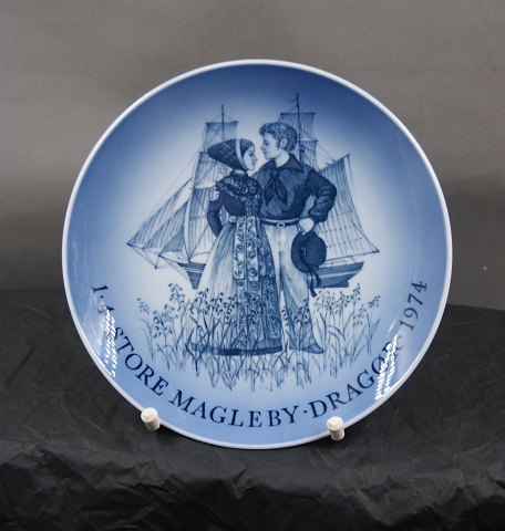 Royal Copenhagen Dänemark Erinnerungsteller von 1974, Store Magleby Dragør 1.4.1974, entworfen von Mads Stage