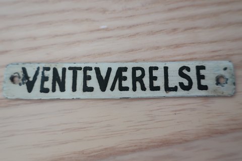 A little signboard made of enamelText: Venteværelse ( Waiting room)In a  good conditionArticleno: L1006