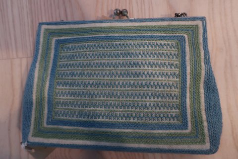 Vintage /retro:Beautiful old handbagMit embroidery made by handBeautiful closing item About 1950-1960