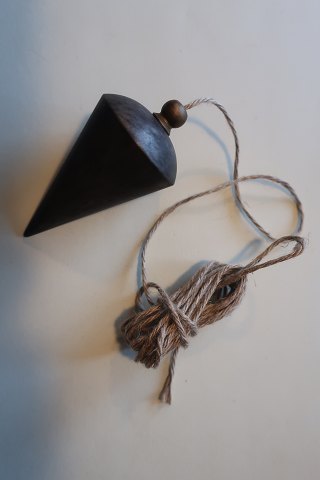 An old plumb bob made of iron
Was among others used by the bricklaying
About 1950
L: um 6,5cm
In a good condition