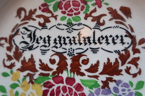 Gammel smuk tallerken med teksten "Jeg gratulerer"I god stand