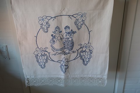 Parade piece
A beautiful old parade piece with handmade blue embroidery
111cm x 64cm
The antique, Danish linen and fustian is our speciality