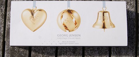 Georg Jensen julepynt i forgyldt messing. Gavesæt hjerte, kugle og klokke fra 2019 i original æske.