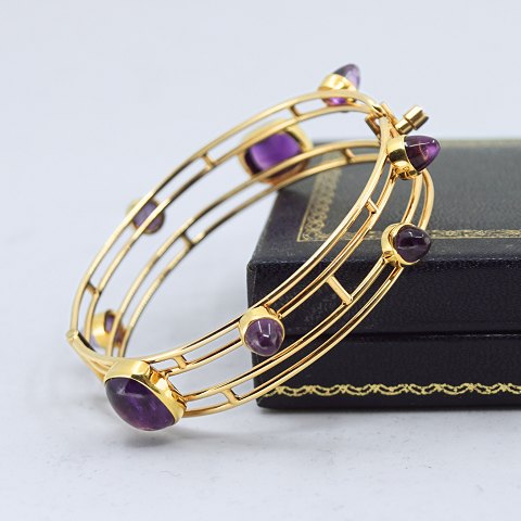 Bent Knudsen; Bangle of 14k gold set with amethyst