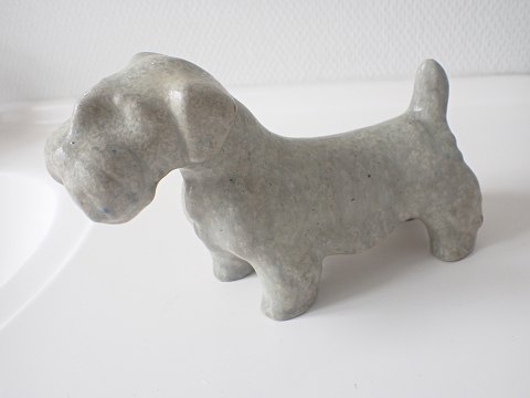 Arne Bang - figur af skotsk terrier i stentøj.