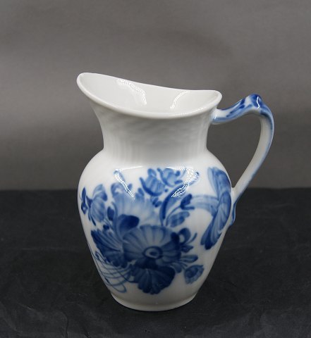 Blå Blomst Svejfet porcelæn. Flødekande nr. 1538 H 10cm