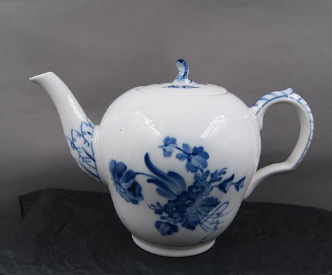 Blue Flower Curved Danish porcelain. Covered tea pots No 1788