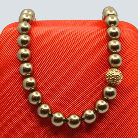 Ole Lynggaard; Clasp in 14k gold with flowers