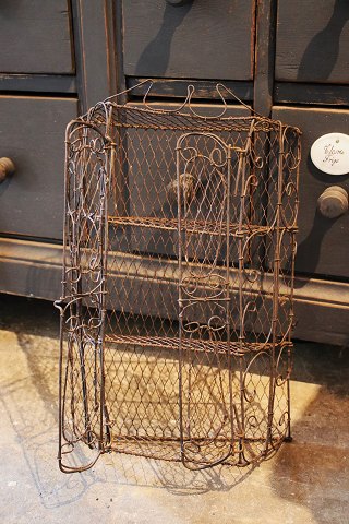 Dekorativt , gammelt lille væg skab i Fil de fer ( Metal )
med en rigtig fin patina...