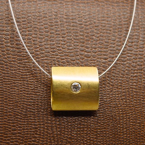 Necklace with a 18k gold pendant set with diamond