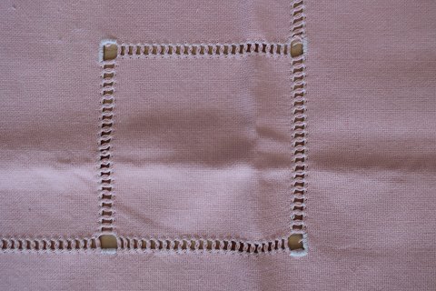 An altes Tischtuch
Mit Stickerei in Weiss, - handgemacht
Um 117cm x 106cm
In gutem Stande