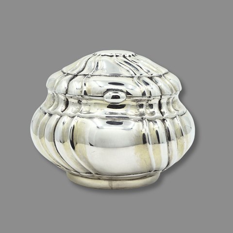 Oval silver casket, gilted inside