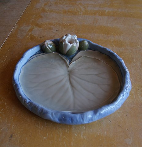 B&G porcelæn, stor og flot skål med blad og åkander 27x24cm