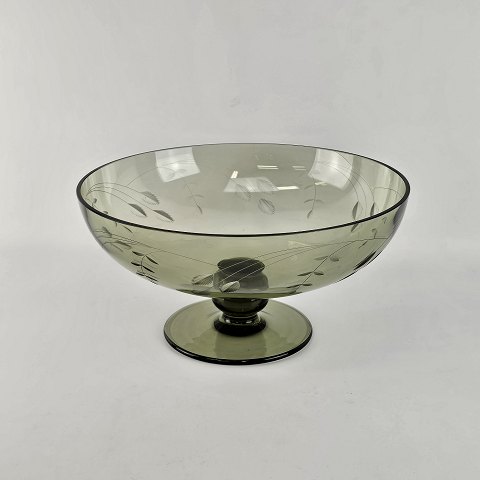 Glasskål på fodmed graveret blade24 cm