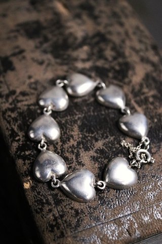 Gammelt børne sølvarmbånd med hjerter.
Stemplet 830S. Længde 14cm.