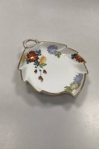 Royal Copenhagen Stel No 93 Hvid Halvblonde m. Blomster og Guldkant Stor Bladformet Asiet