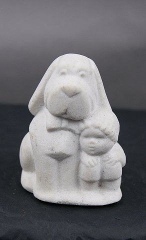 Leicht sandfarben Steinkunstfigur aus Marbell, Belgien. 2 Freunde oder ein Hund kümmern sich um das Baby.