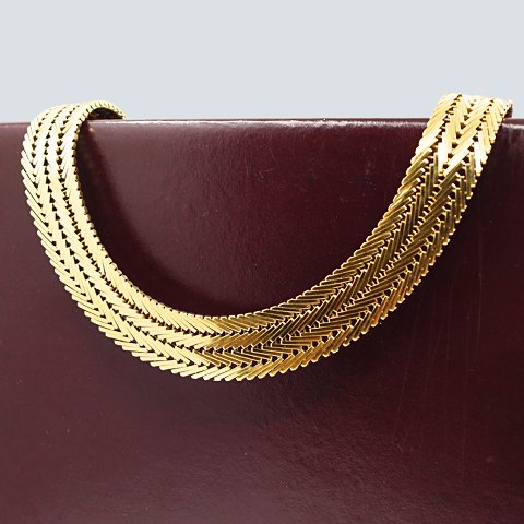 A wide geneve necklace of 14k gold