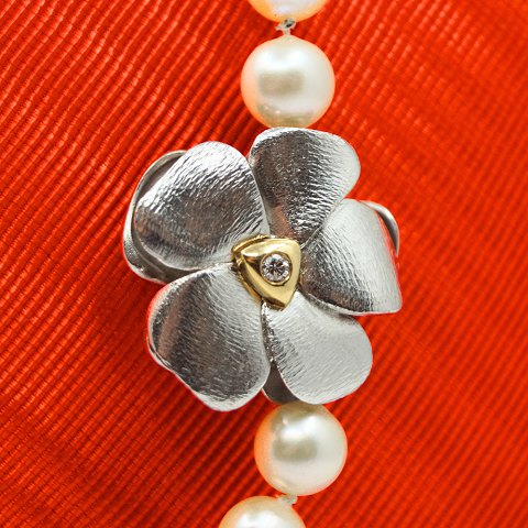 Ole Lynggaard, Charlotte Lynggaard; Blomsterlås af 14 kt. hvidguld og guld med brillant