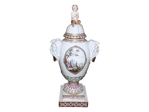 Royal Copenhagen
Stor lågkrukke med figur af pan samt dekoreret med Løvenborg Gods ved Holbæk
