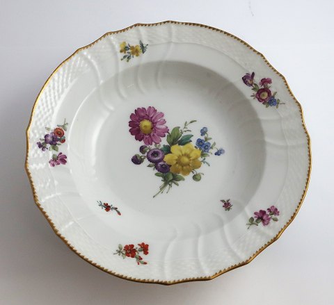 Royal Copenhagen. Sächsische Blume. Tiefer Dessertteller. Modell Nr. 1616. Durchmesser 22 cm. Vor 1923 hergestellt.