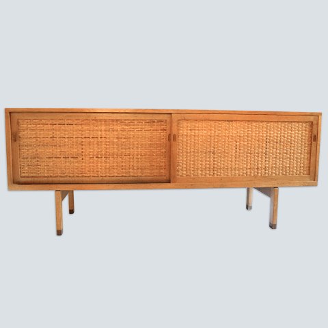 Hans J. Wegner; RY-26 skænk i eg med sjeneflet