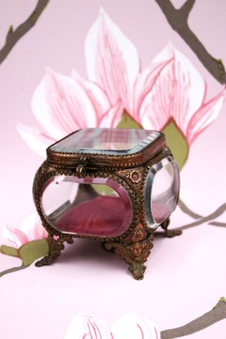 Gammelt fransk smykkeskrin i bronze og facetslebne glas ,
silkepude og en fin gammel patina...