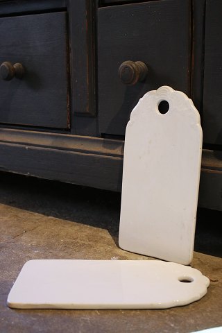 Old onion board in cream-colored faience with a nice old patina.