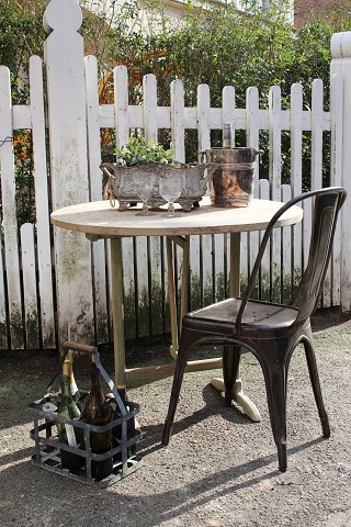 Gammelt vinbord fra Sydfrankrig i egetræ med en fin patina.
H: 74cm. 
Dia.: 88cm.
