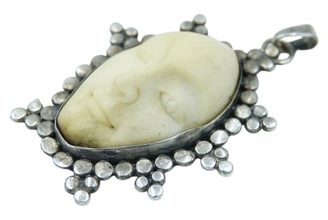 Større sølv vedhæng med ansigt i ben