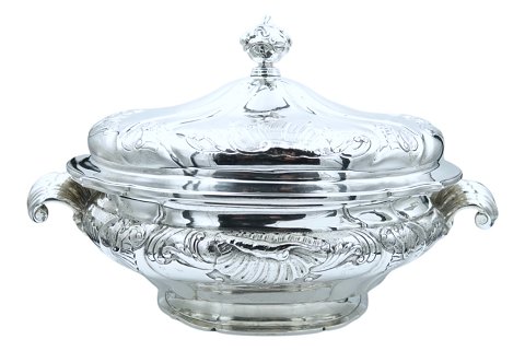 R.A. Christophersen sølv
Stort rokoko lågfad i tung og  kraftig kvalitet fra 1956