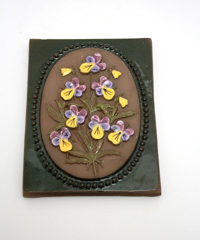 Relief med Stedmoderblomster, Jie