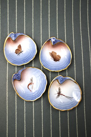 4 fine , gamle østersskåle fra Dahl Jensen med motiver af flyvende insekter og 
guldkant...