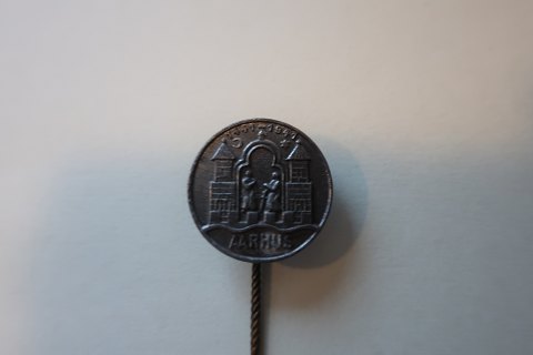 ReversnålÅrhus emblem 500 års jubilæum1441-1941Flot stand